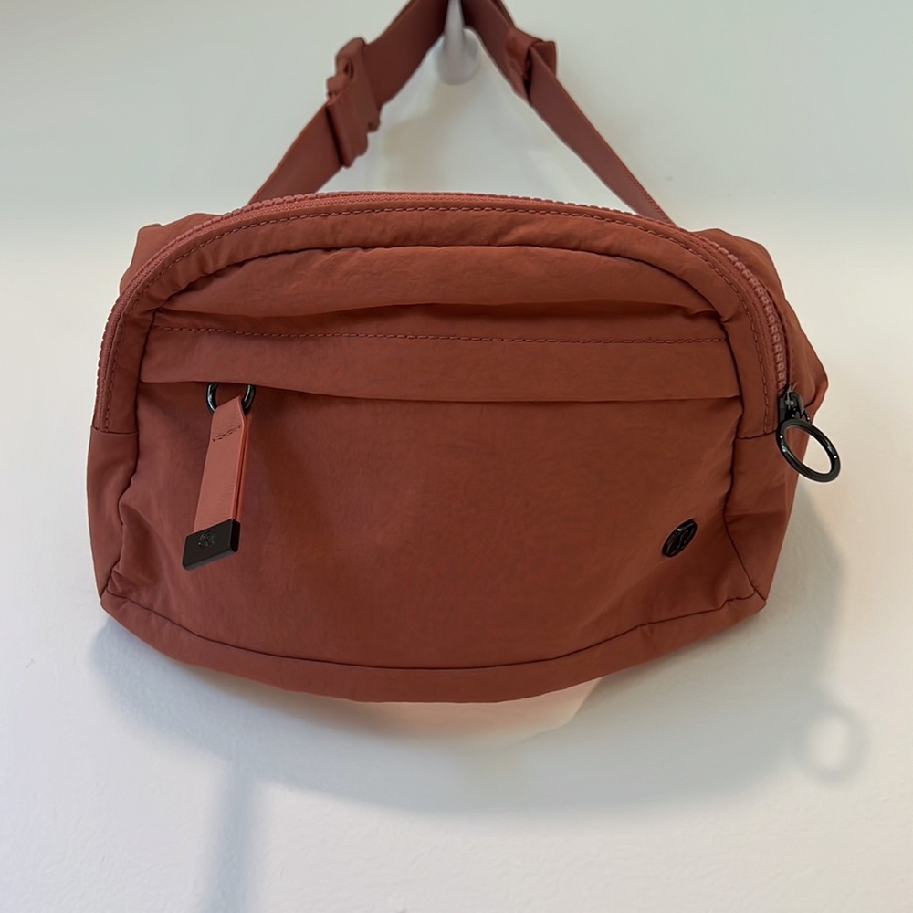 Lululemon belt bag (salmon pink)